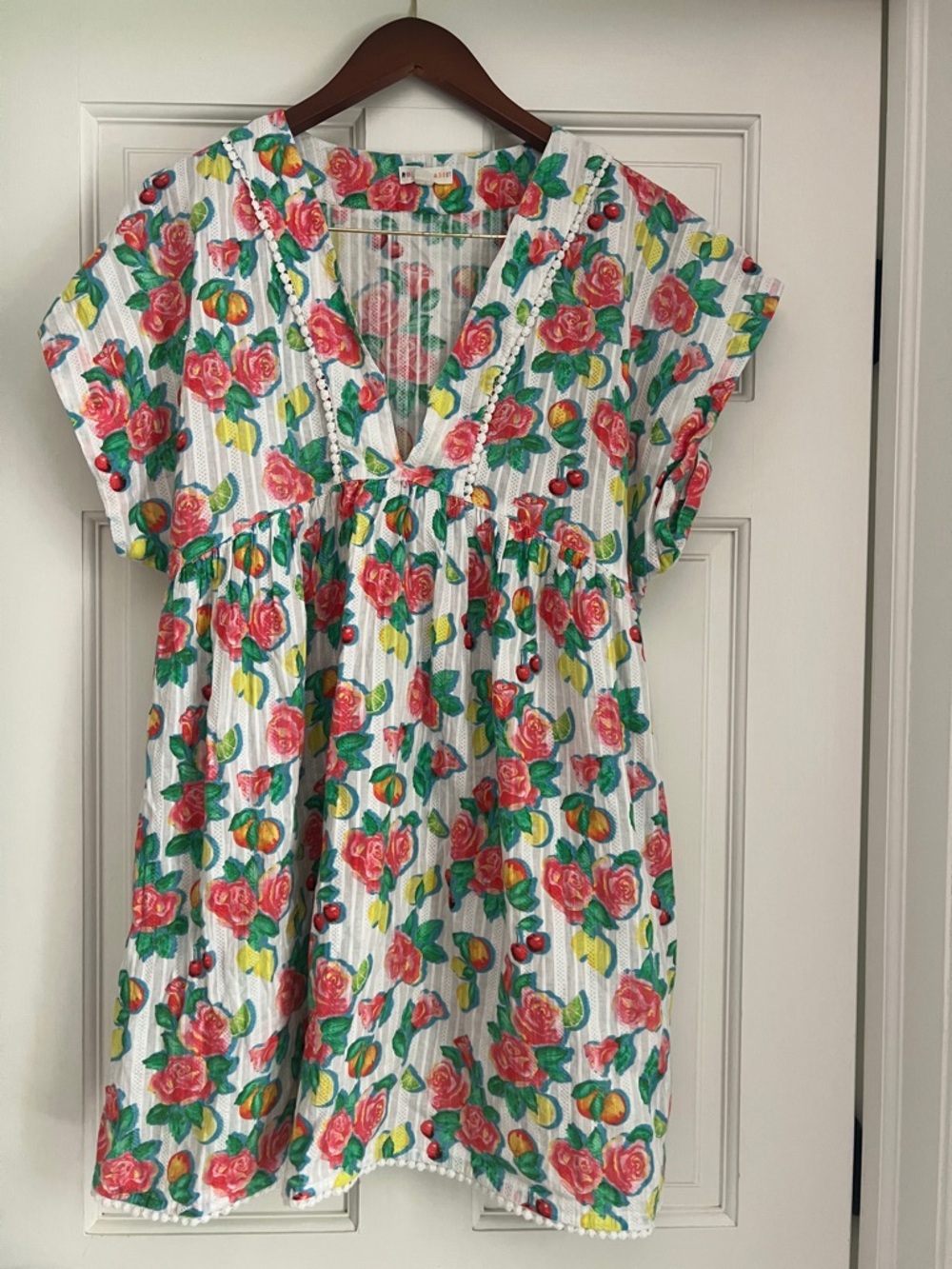 Roller Rabbit Floral V-Neck Beach Cover Up Tunic in White with Pink Roses